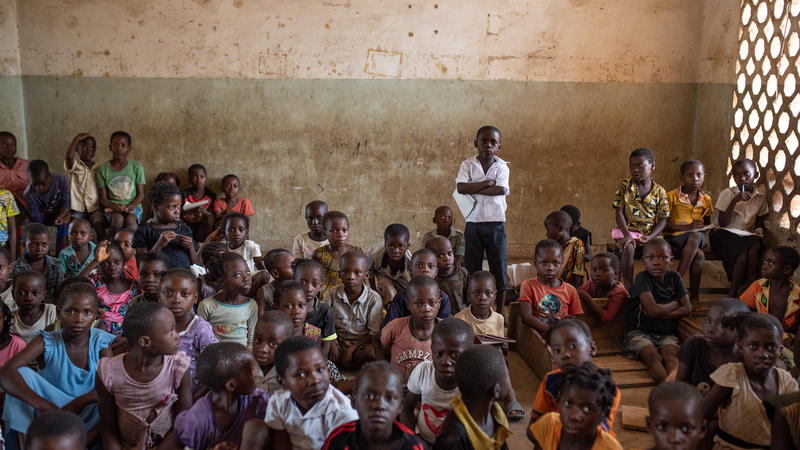 Classroom in DRC full of students